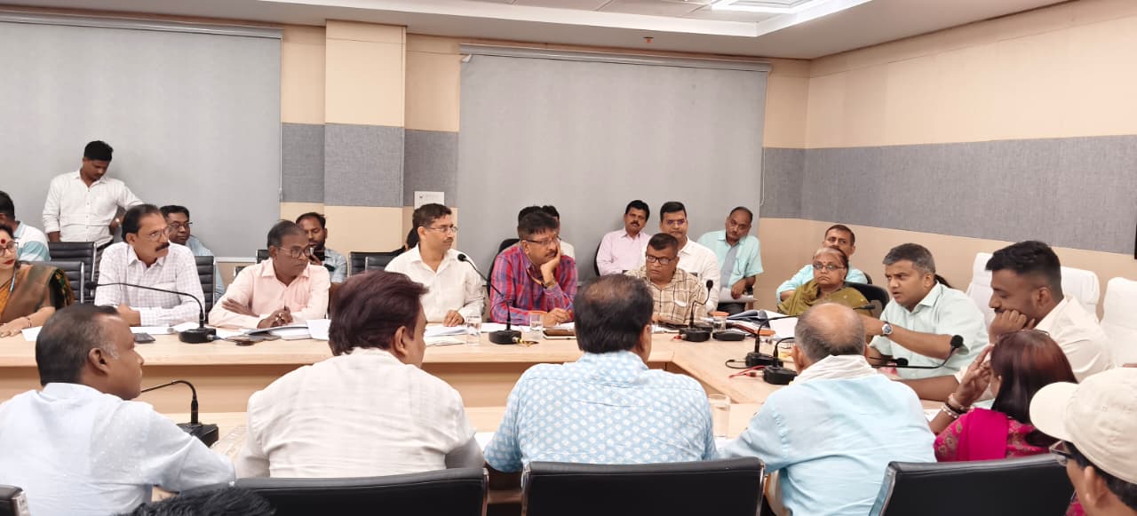 जिलाधिकारी Prayagraj की अध्यक्षता में जिला व्यापार बन्धु समिति की बैठक सम्पन्न।