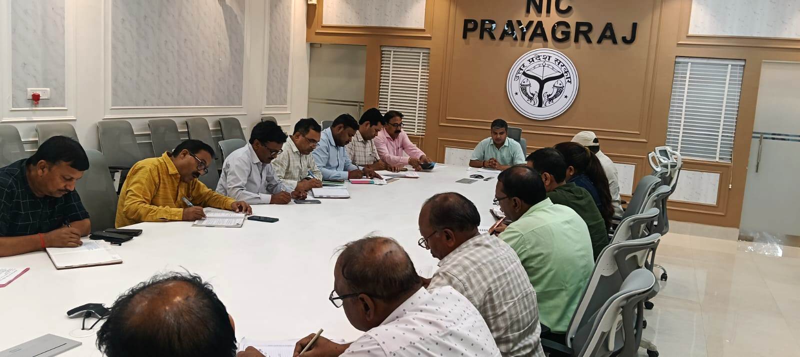 जिलाधिकारी प्रयागराज ने आवास प्लस सर्वेक्षण-2024 की स्थायी प्रतीक्षा सूची बनाये जाने के सम्बन्ध में की बैठक।