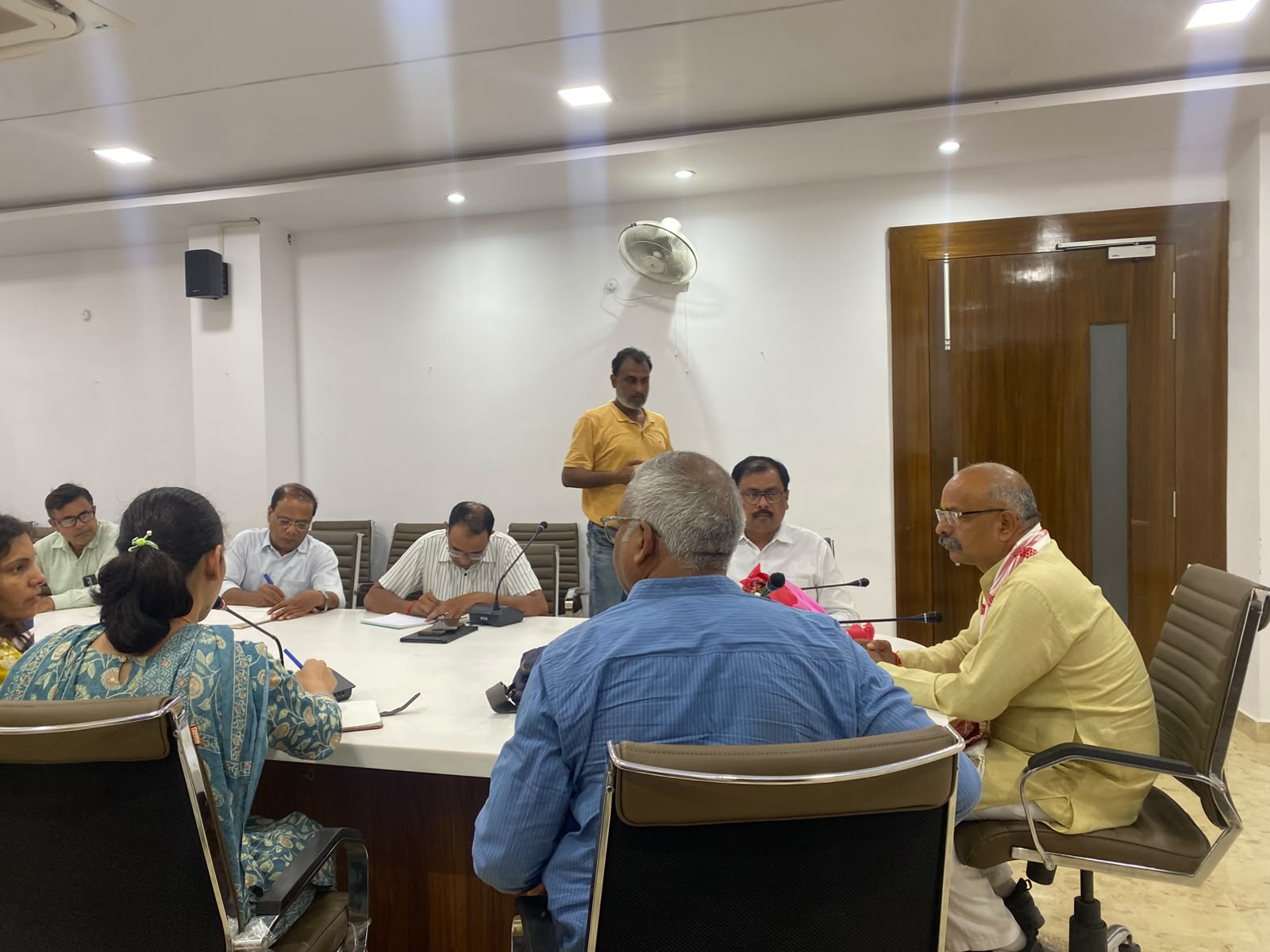 सदस्य उत्तर प्रदेश गोसेवा आयोग ने गो संरक्षण एवं अनुश्रवण समिति के अधिकारियों-पदाधिकारियों के साथ की बैठक।