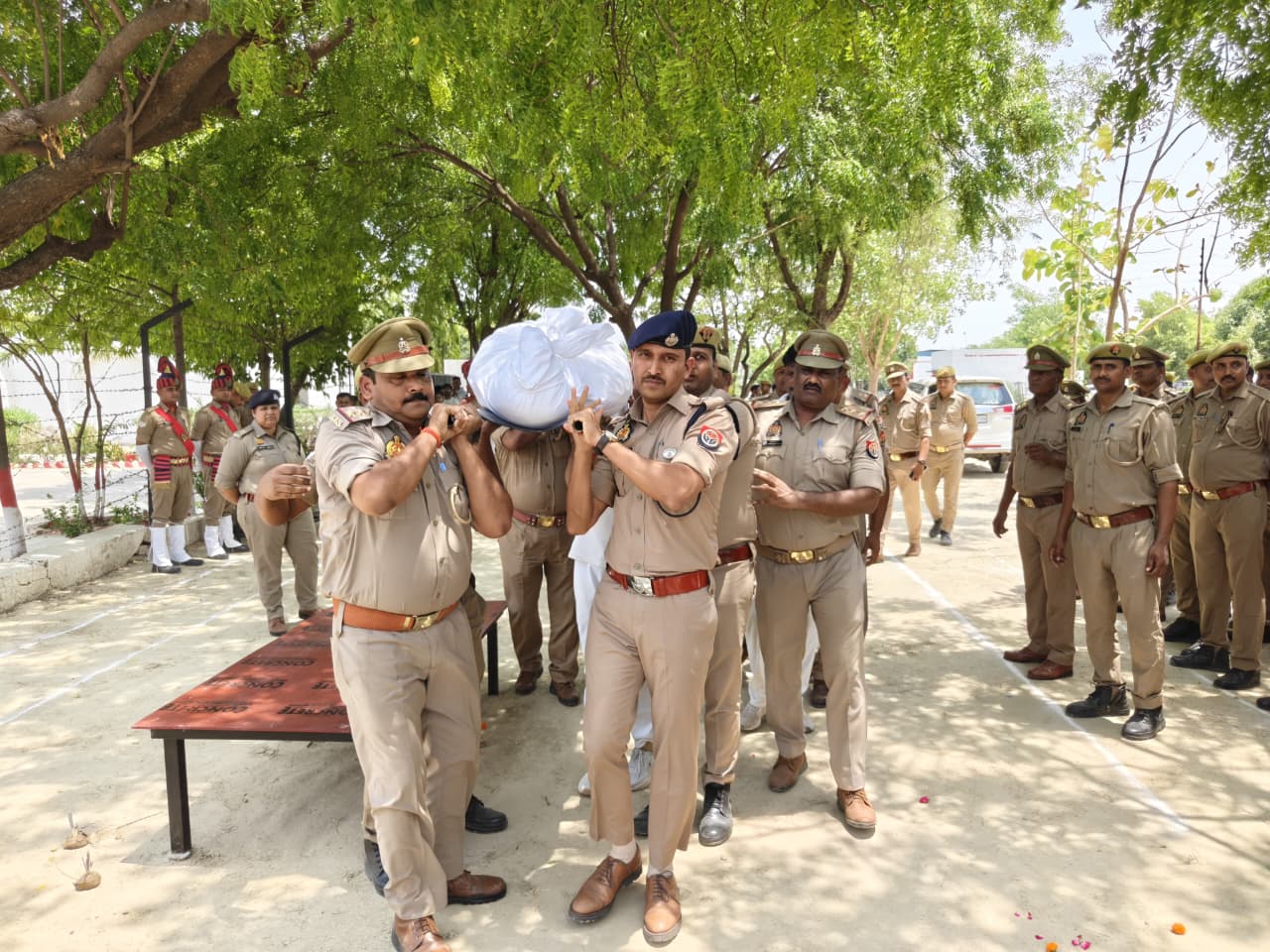 पुलिस लाइन में शोक सभा में मृत पुलिसकर्मी को अर्पित की गई भावभीनी श्रद्धांजलि।