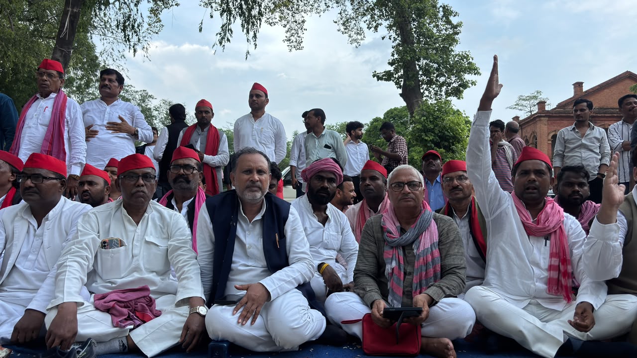 भाजपा सांसद निशिकांत दुबे पर विभिन्न थानों में तहरीर दिए जाने के 24 घंटे से अधिक समय बीत जाने के बाद भी मुकदमा दर्ज नही करने पर सपा का सांकेतिक धरना।