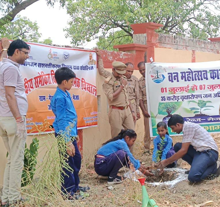 समेकित विद्यालय के दिव्यांग छात्र/छात्राओं ने निकाली स्कूल चलो अभियान रैली व वन महोत्सव के तहत किया वृक्षारोपण।
