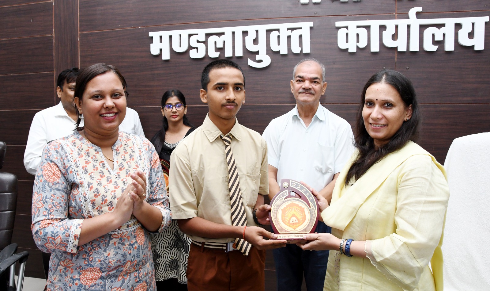 मण्डलायुक्त की अध्यक्षता में अटल आवासीय विद्यालय तहसील कोरांव के शैक्षिक गुणवत्ता एवं व्यवस्थाओं के सम्बंध में मण्डल स्तरीय अनुश्रवण समिति की बैठक सम्पन्न।
