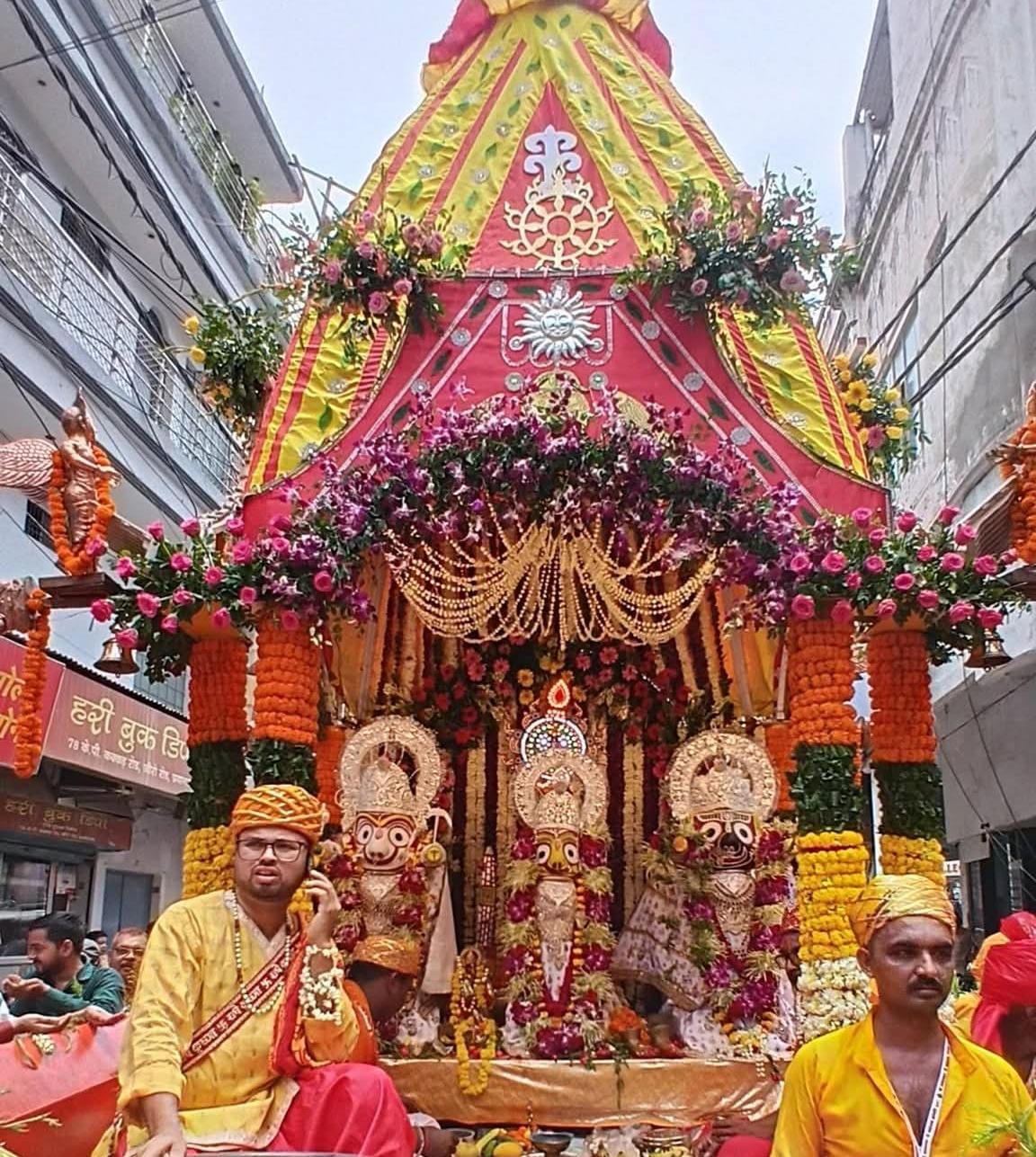 नंदी घोषरथ पर होके सवार भक्तों को दर्शन दिए जगत के पालनहार।