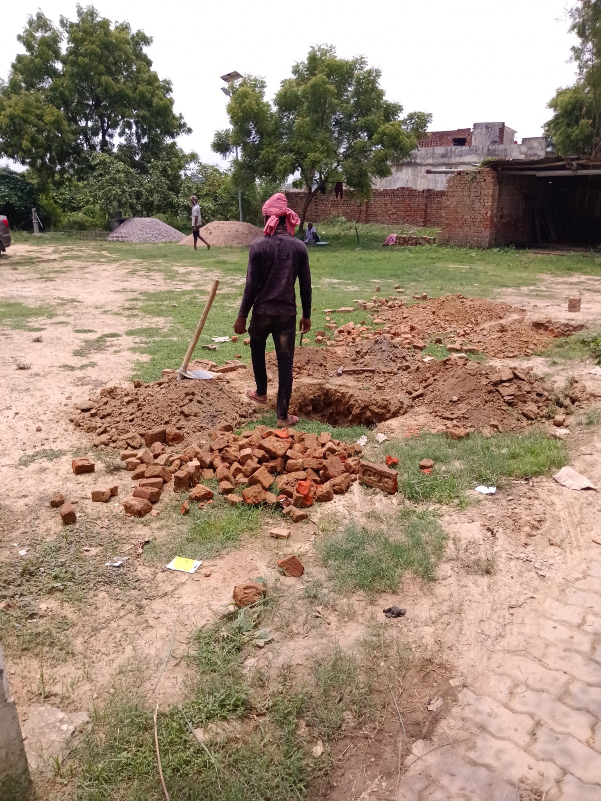 दरोगा का पति कर रहा अवैध निर्माण, मूकदर्शक बनी खाकी।