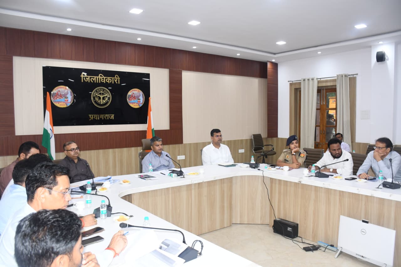 जिलाधिकारी प्रयागराज ने की जिला सड़क सुरक्षा समिति की बैठक।
