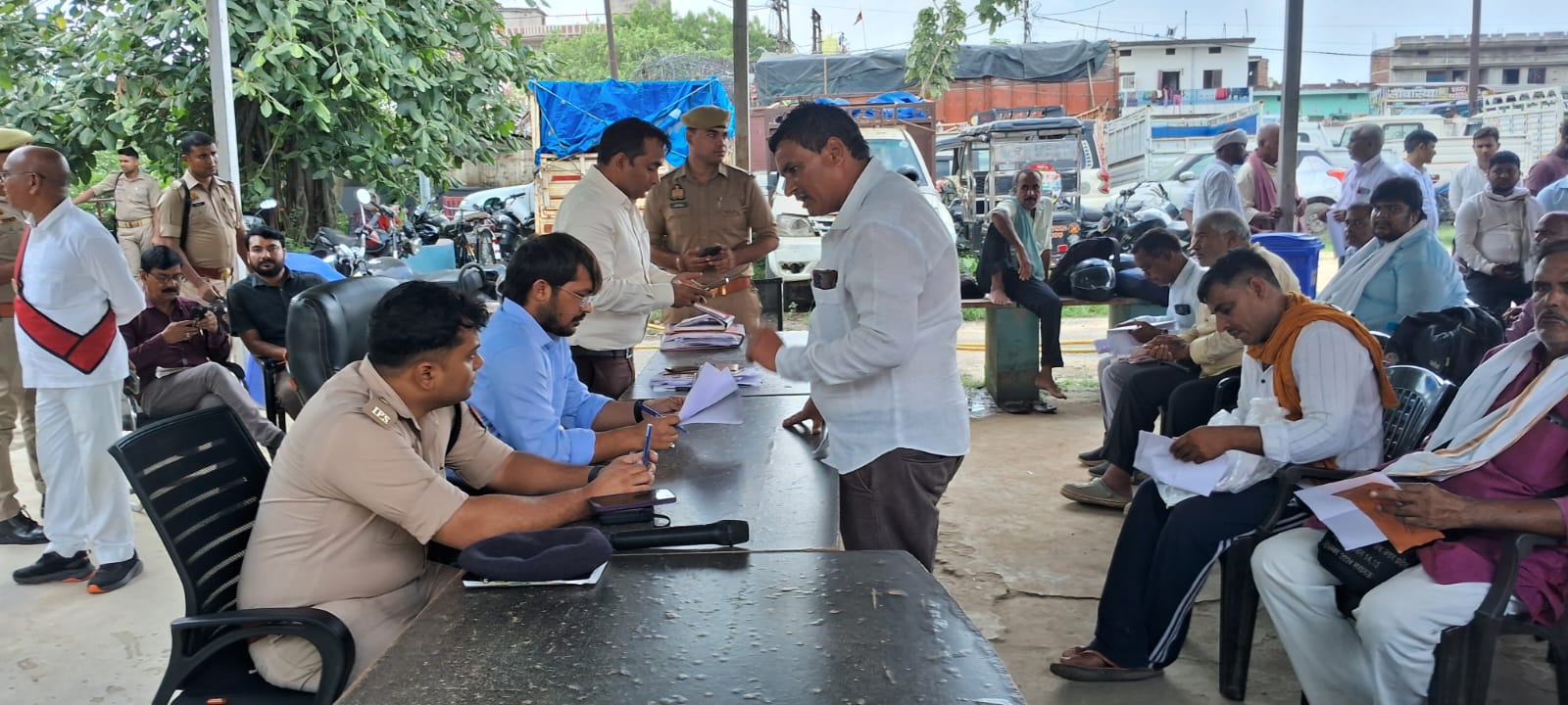 समाधान दिवस में डीएम चंद्र मोहन गर्ग ने सुनीं फरियाद, 19 में से 2 का मौके पर निस्तारण।