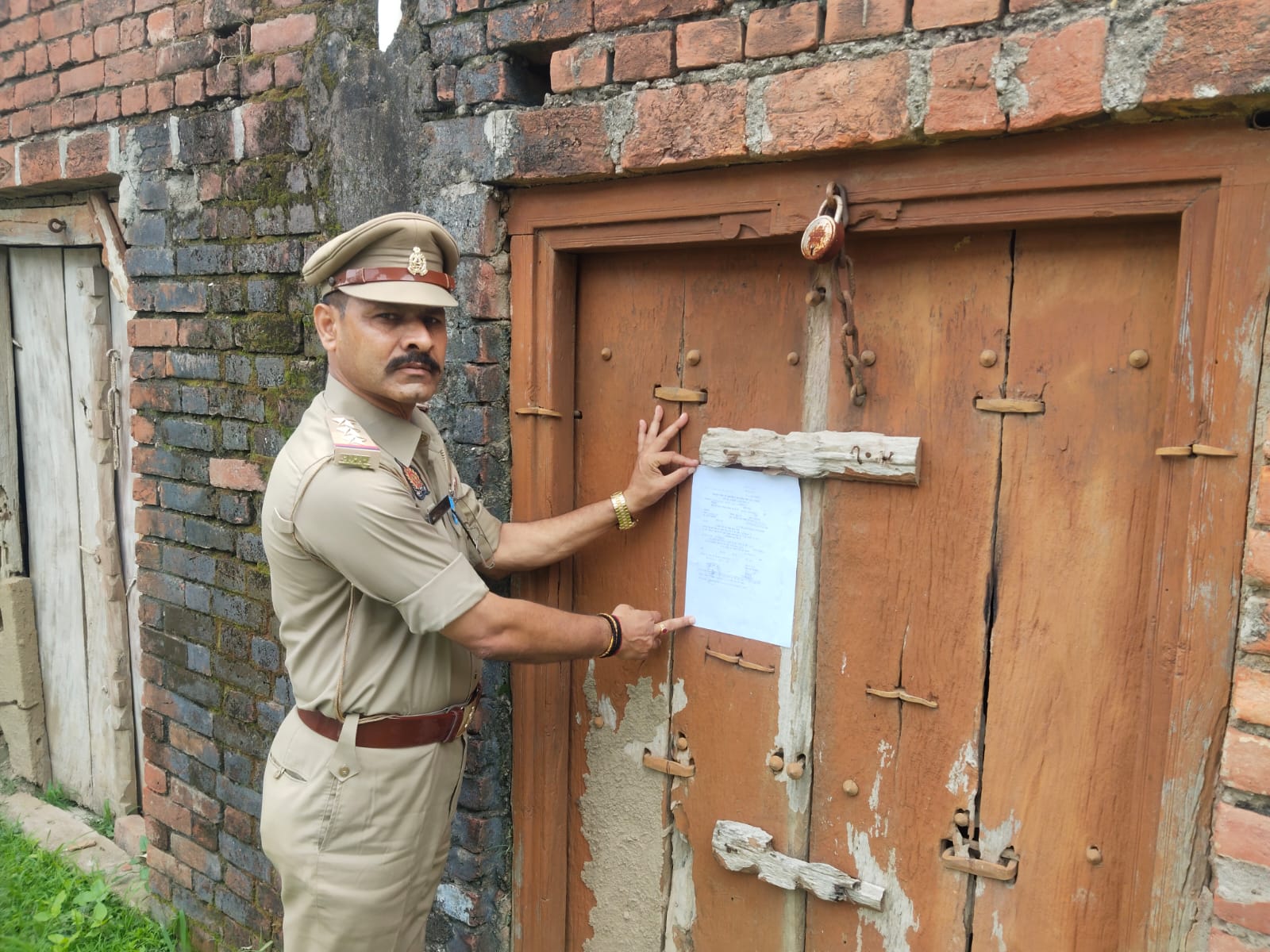 दुष्कर्म के आरोपियों को घोषित किया गया फरार, पुरामुफ्ती पुलिस ने चस्पाया इश्तेहार।
