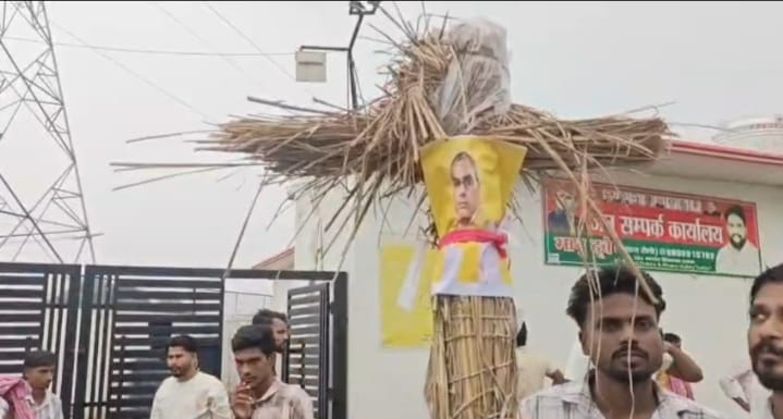 बलिया में मंत्री ओमप्रकाश राजभर के खिलाफ सपा नेताओ का विरोध प्रदर्शन काला झंडा और गो बैक के लगे नारे मंत्री के काफिले का बदला रूट कई हिरासत में।