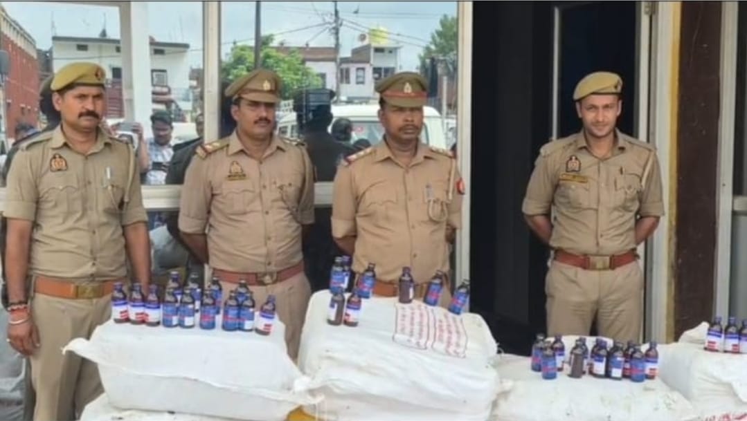 अलीनगर पुलिस की बड़ी कार्रवाई, ट्रक से 720 लीटर अवैध कोडीन कफ सिरप बरामद।