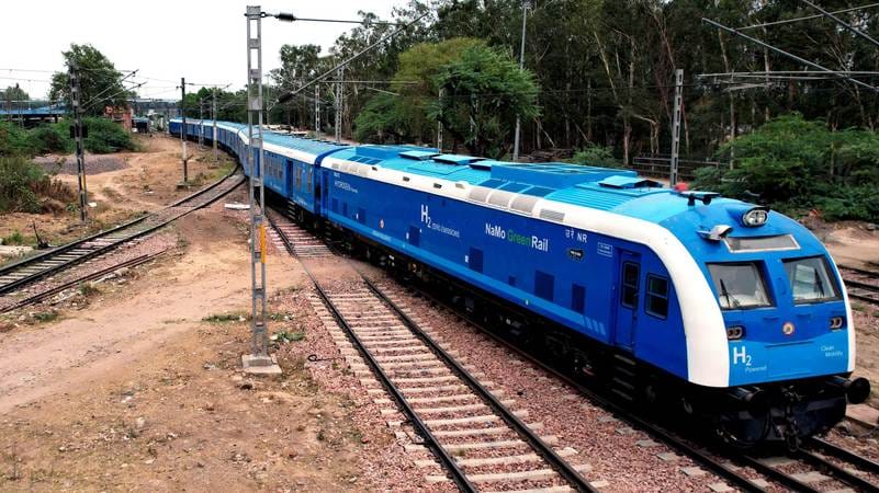 3,000 लीटर डीज़ल के धुएँ की जगह केवल जलवाष्प का उत्सर्जन, भारत की हाइड्रोजन ट्रेन की कहानी।