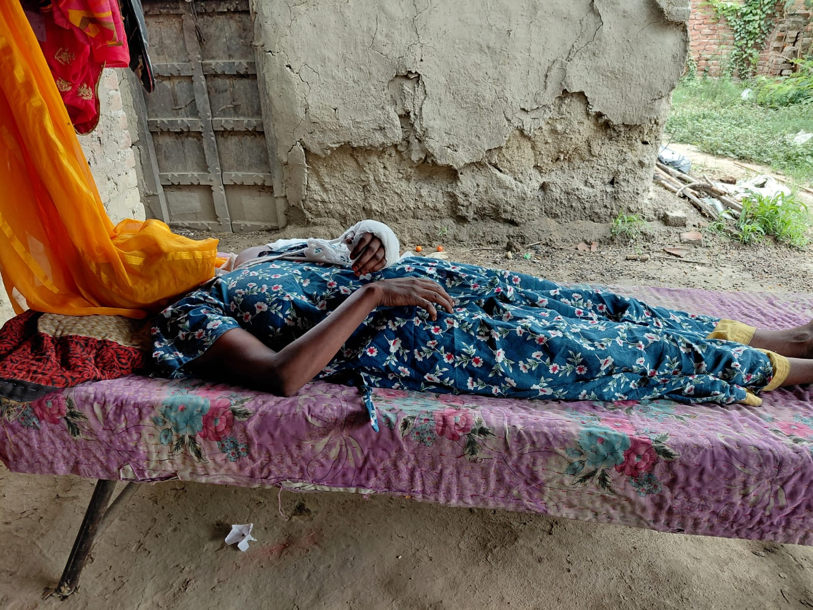 दबंगों के डर से दंपति ने छोड़ा घर रिश्तेदार के घर ली शरण।