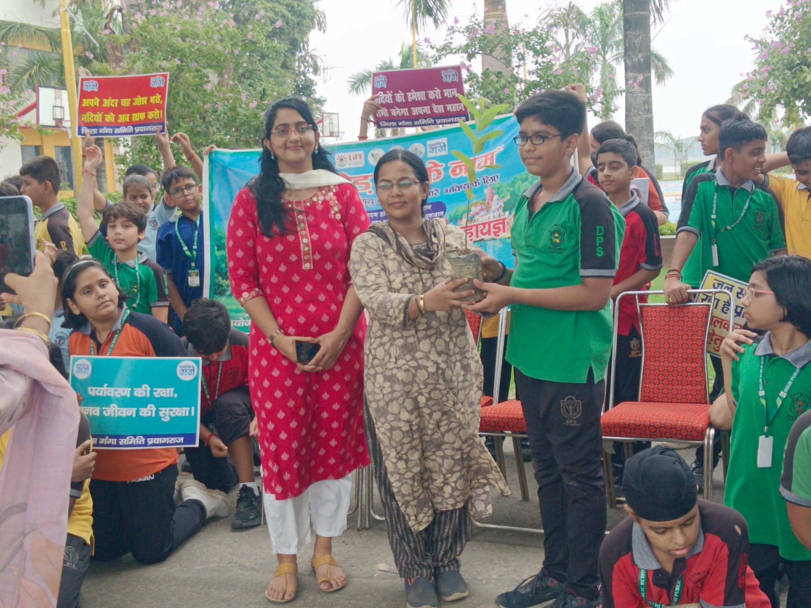 वन महोत्सव के अवसर पर छात्रों ने किया रैली निकल कर दिया पर्यावरण संरक्षण का संदेश।
