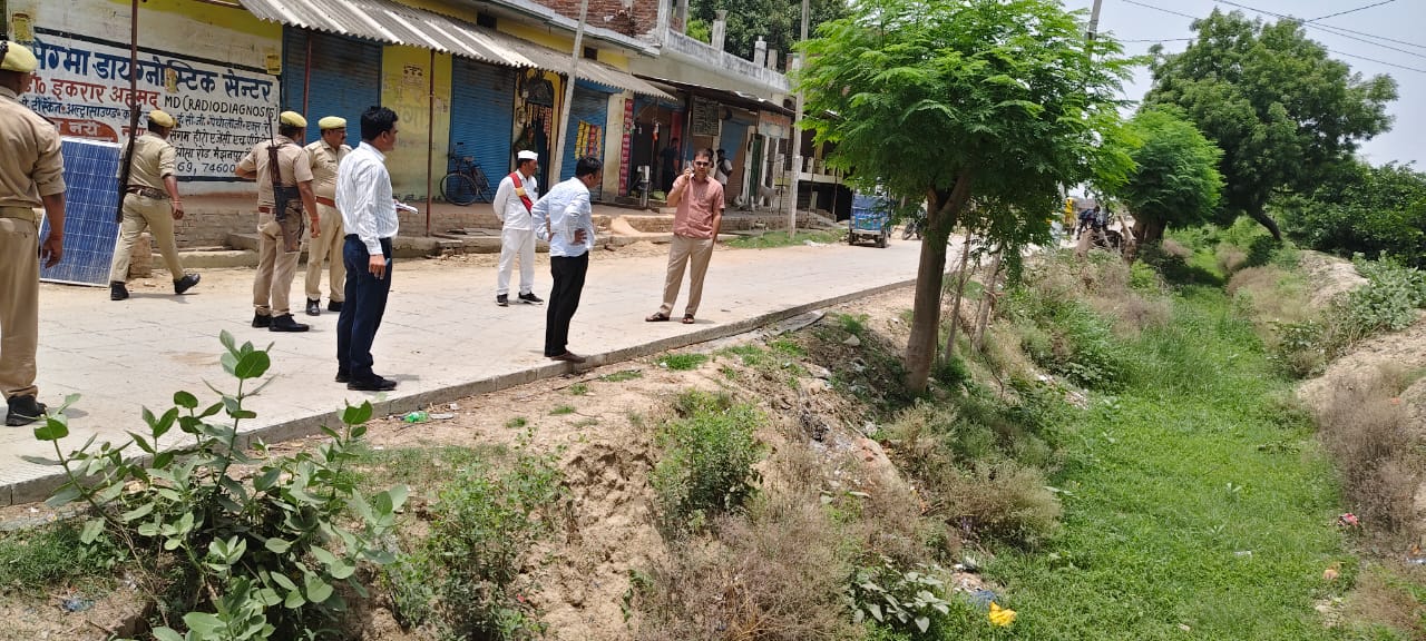 सूखी मिली माइनर, डीएम ने सिंचाई विभाग को लगाई फटकार, किसानों को हर हाल में मिले पानी।