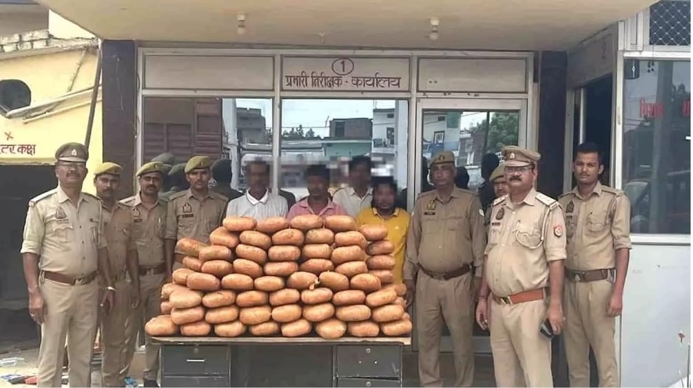 अलीनगर पुलिस की बड़ी कार्रवाई, 90 किलो गांजा और 22.50 लाख की बरामदगी, 4 अंतरराज्यीय तस्कर गिरफ्तार।