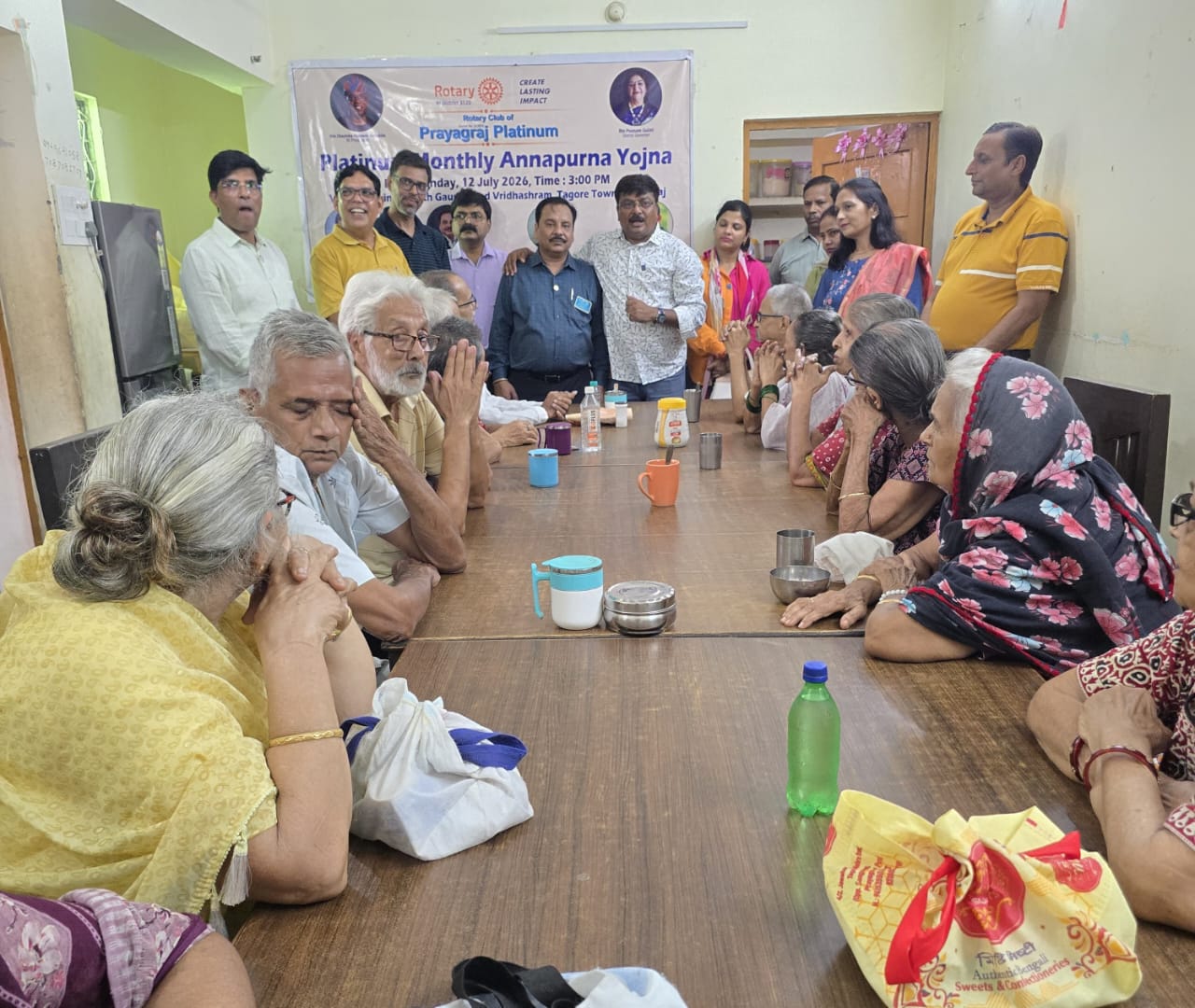 रोटरी प्रयागराज प्लैटिनम ने 'प्लैटिनम मासिक अन्नपूर्णा योजना' के तहत वृद्धाश्रम में वितरित की दैनिक उपयोग की सामग्री।