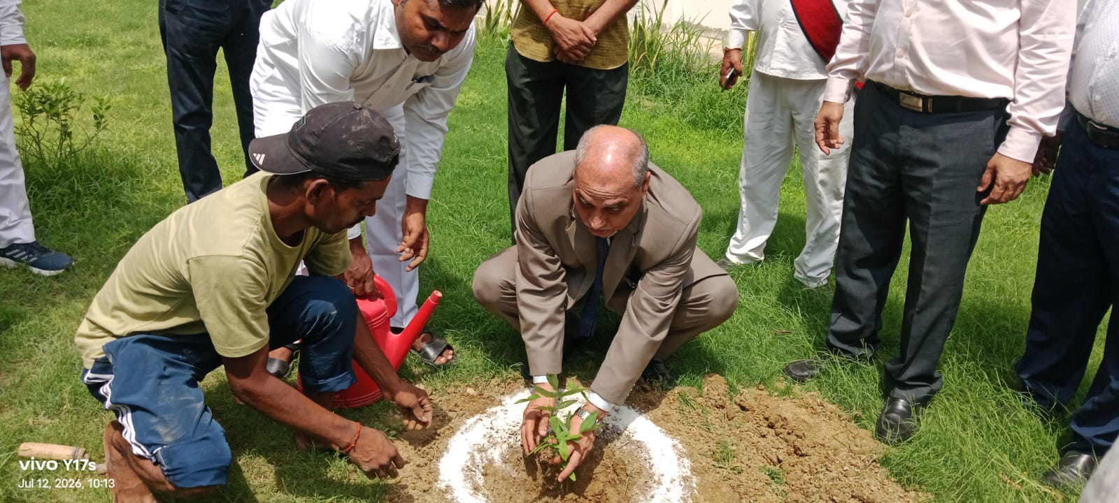 जनपद न्यायाधीश के द्वारा जनपद न्यायालय प्रांगण में किया गया पौधारोपण।