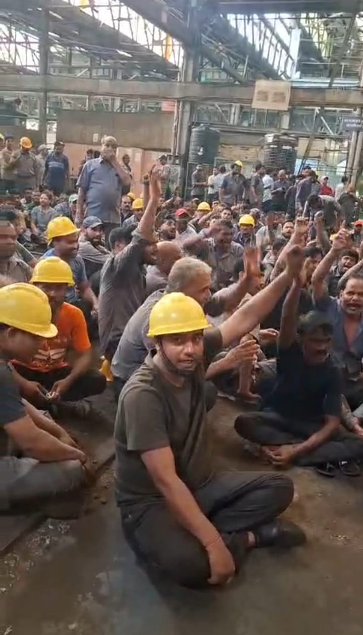 डीडीयू इलेक्ट्रिक लोको शेड में बड़ा हादसा, क्रेन की पुली गिरने से कर्मचारी गंभीर घायल, आक्रोशित कर्मचारियों ने किया टूल डाउन।