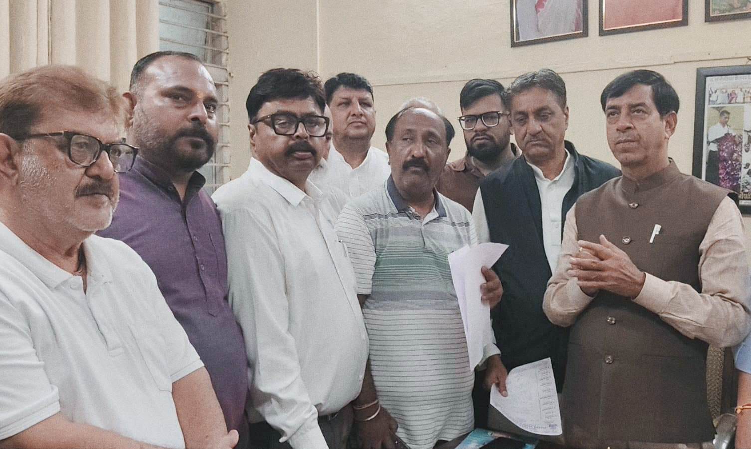 शहर के मुख्य मार्गो से अतिक्रमण हटाने को लेकर पंचायत प्रतिनिधि मण्डल मिला पार्षद व अधिकारियों से