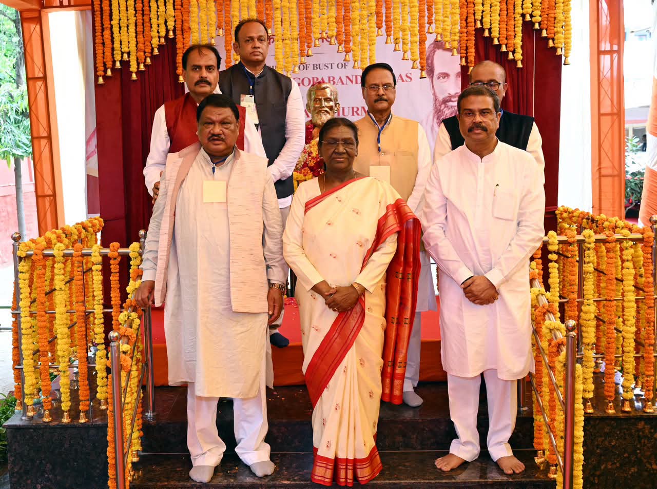 राष्ट्रपति श्रीमती द्रौपदी मुर्मु ने लोकसेवक मंडल में उत्कलमणि गोपबन्धु दास की प्रतिमा का किया अनावरण।