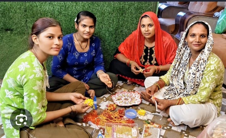 भाइयों की कलाइयों से लेकर ऑनलाइन बाजार तक छाया स्वयं सहायता समूह की महिलाओं का हुनर।