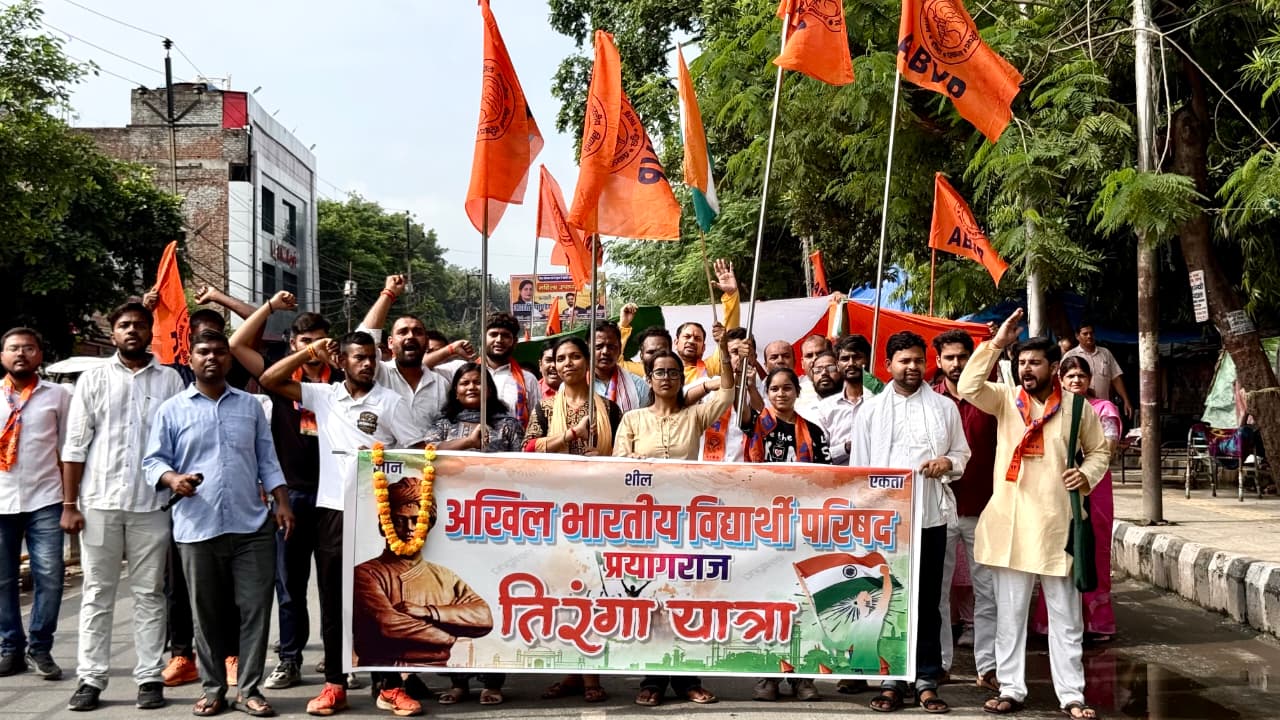 अभाविप प्रयागराज ने वंदे मातरम् के 150 वर्ष पूर्ण होने पर निकाली विशाल तिरंगा यात्रा।