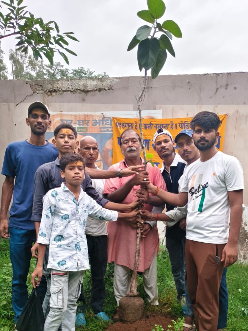 सावन माह का प्रथम सोमवार तथा राष्ट्रकवि मैथिलीशरण गुप्त के जन्म दिन पर पर्यावरण संरक्षण गतिविधि द्वारा देव वृक्ष बरगद का वृक्षारोपण हुआ।