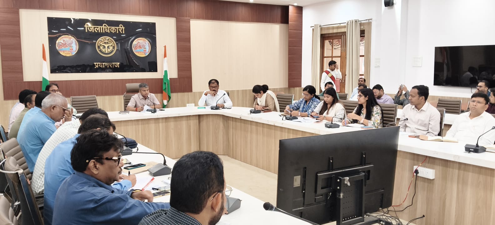 जिलाधिकारी की अध्यक्षता में मुख्यमंत्री डैशबोर्ड, विकास एवं निर्माण कार्यों की समीक्षा बैठक सम्पन्न मुख्यमंत्री आवास योजना ग्रामीण में डी, 15वां एवं 5वां वित्त में बी श्रेणी, पोषण अभियान में बी श्रेणी, मुख्यमंत्री सामूहिक विवाह योजना में सी श्रेणी होने पर नाराजगी व्यक्त करते हुए सम्बंधित विभागीय अधिकारियों से स्पष्टीकरण प्रस्तुत करने के दिए निर्देश जिलाधिकारी ने सभी अधिकारियों को अपने विभाग से सम्बंधित योजनाओं एवं कार्यों की नियमित समीक्षा करने तथा रैकिंग ए श्रेणी में लाये जाने के दिए निर्देश गौशालाओं में जल-जमाव न होने पाये तथा साफ-सफाई की समुचित व्यवस्था के साथ ही सभी आवश्यक प्रबंध सुनिश्चित करने के दिए निर्देश कार्यदायी संस्थाओं को कार्यों में तेजी लाते हुए कार्य को निर्धारित समयसीमा में गुणवत्ता के साथ पूर्ण कराये जाने के निर्देश प्रयागराज 19 अगस्त। जिलाधिकारी श्री मनीष कुमार वर्मा की अध्यक्षता में बुधवार को संगम सभागार में मुख्यमंत्री डैशबोर्ड एवं विकास एवं निर्माण कार्यों की प्रगति की समीक्षा बैठक आयोजित की गयी। जिलाधिकारी ने मुख्यमंत्री आवास योजना ग्रामीण में डी श्रेणी, 15वां वित्त व 5वां वित्त में बी श्रेणी, पोषण अभियान में बी श्रेणी, मुख्यमंत्री सामूहिक विवाह योजना में सी श्रेणी होने पर नाराजगी व्यक्त करते हुए सम्बंधित विभागीय अधिकारियों से स्पष्टीकरण प्रस्तुत करने के निर्देश दिए है। उन्होंने बारिश की वजह से जिन लोगो का कच्चा घर गिर गया है, उनके सर्वे कर जो लोग पात्रता की श्रेणी में आते हो, उनको आवास दिए जाने के लिए कहा है। उन्होंने जिला पंचायत राज अधिकारी को ग्रामीण क्षेत्रों में जल-जमाव व गंदगी की साफ-सफाई कराने तथा मुख्य पशुचिकित्साधिकारी को गौशालाओं में जल-जमाव न होने देने तथा साफ-सफाई की समुचित व्यवस्था के साथ ही सभी आवश्यक प्रबंध सुनिश्चित करने के निर्देश दिए है। जिलाधिकारी ने सभी अधिकारियों को अपने-अपने विभाग के कार्यों की समीक्षा करते हुए रैकिंग में और अधिक सुधार लाये जाने के निर्देश दिए है। उन्होंने सभी सम्बंधित अधिकारियों को आंकड़ों की फीडिंग का कार्य समय से कराये जाने के निर्देश दिए है। जिलाधिकारी ने सभी कार्यदायी संस्थाओं को सम्बंधित कार्यों में तेजी लाये जाने तथा अवमुक्त धनराशि को व्यय करते हुए उसके सापेक्ष कार्यों को निर्धारित समयसीमा में गुणवत्ता के साथ पूर्ण कराये जाने के निर्देश दिए है। उन्होंने कहा कि यदि कोई भी कार्य समयसीमा के उपरांत लम्बित पाया जायेगा, तो सम्बंधित अधिकारी की जिम्मेदारी तय की जायेगी। उन्होंने सभी कार्यदायी संस्थाओं को रिसोर्स बढ़ाते हुए युद्धस्तर पर कार्य करने के निर्देश दिए है। उन्होंने कहा कि कार्य में अनावश्यक देरी होने पर सम्बंधित की जिम्मेदारी तय की जायेगी। जिलाधिकारी ने बैठक में उपस्थित सभी अधिकारियों से कहा कि अपने-अपने विभाग की सभी योजनाओं की नियमित समीक्षा करें तथा जिन कार्यों में उनके स्तर से कार्यवाही अपेक्षित है, उनकी समीक्षा कराये जाने के निर्देश दिए है। बैठक में जिलाधिकारी ने सम्बंधित अधिकारियों को संचालित जनकल्याणकारी योजनाओं से सभी पात्र लाभार्थिंयों को लाभान्वित कराये जाने का निर्देश दिया है। उन्होंने सख्त हिदायत देते हुए कहा कि योजनाओं के क्रियान्वयन एवं निर्माणकार्यों में किसी भी प्रकार की लापरवाही या उदासीनता स्वीकार नहीं होगी। कार्यों को गुणवत्ता के साथ निर्धारित समयसीमा में पूर्ण कराये जाने के निर्देश दिए है। जिलाधिकारी ने निर्माण कार्यों की समीक्षा करते हुए बी व सी रैकिंग होने पर कड़ी नाराजगी व्यक्त की तथा कोई भी कार्य समय सीमा के पश्चात लम्बित न रहे, के निर्देश दिए है। उन्होंने जो कार्य समय सीमा के अन्तर्गत है, उन्हें गुणवत्ता के साथ तेजी से पूर्ण किए जाने तथा जिन परियोजनाओं में उचित कारणों से कार्य पूर्ण होने की समयसीमा को बढ़ाये जाने की आवश्यकता है, उनकी समयसीमा को बढ़ाये जाने हेतु सक्षम स्तर पर आवश्यक कार्यवाही करने के निर्देश दिए है। उन्होंने कहा कि जो भी परियोजनाएं पूर्ण हो चुकी है या आंशिकरूप से अपूर्ण है, उन्हें शीघ्रता से पूर्ण कराते हुए हैण्डओवर की कार्रवाई सुनिश्चित की जाये। जिलाधिकारी ने सीएम डैशबोर्ड पर बी, सी व डी रैकिंग वाले विभागों की प्रतिदिन मानीटरिंग कराने के लिए कहा है। बैठक में जिलाधिकारी ने विभागों के निम्न श्रेणी का प्रदर्शन करने वाली योजनाओं में उनके निम्न श्रेणी होने के कारणों के बारे में विस्तार से जानकारी ली और सभी को चेतावनी देते हुए श्रेणी में सुधार लाने और अगले माह उन्हें ए श्रेणी में लाये जाने के निर्देश दिए है, कहा कि अन्यथा सम्बंधित अधिकारी के विरूद्ध कड़ी कार्यवाही की जायेगी। जिलाधिकारी ने फीडिंग के कार्य में ढिलाई न बरतने के निर्देश दिए है। इस अवसर पर मुख्य विकास अधिकारी हर्षिका सिंह, मुख्य चिकित्साधिकारी डॉ0 ए0के0 तिवारी, जिला विकास अधिकारी श्री जी0पी0 कुशवाहा, परियोजना निदेशक श्री भूपेन्द्र कुमार सिंह, जिला अर्थ एवं संख्याधिकारी श्री संतोष कुमार, जिला पंचायतराज अधिकारी श्री रवि शंकर द्विवेदी, जिला कार्यक्रम अधिकारी श्री दिनेश सिंह सहित अन्य सभी सम्बंधित विभागों के अधिकारीगण उपस्थित रहे।