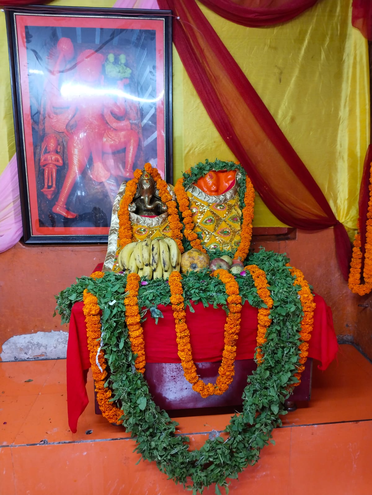 बड़े हनुमान जी का जलशयन, दर्शन के लिए चल मूर्ति को ऊपरी तल पर रखा गया।