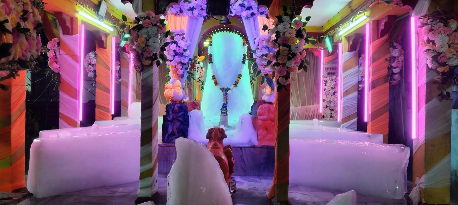 बर्फ शिवलिंग से सजे बाबा मुक्तेश्वर नाथ महादेव।
