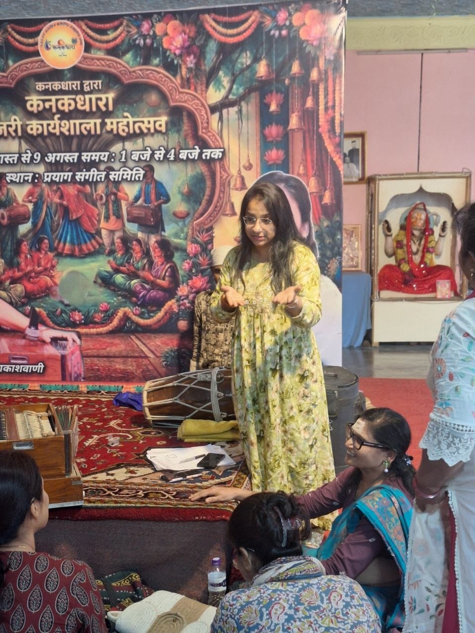 कनकधारा संस्था की लोक संगीत कार्यशाला का दूसरा दिन: कजरी की विभिन्न विधाओं को सीखकर झूमे प्रतिभागी।