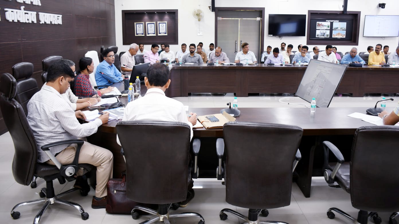 मंडलायुक्त डॉ. लोकेश एम. की अध्यक्षता में मंडलीय समीक्षा बैठक संपन्न।