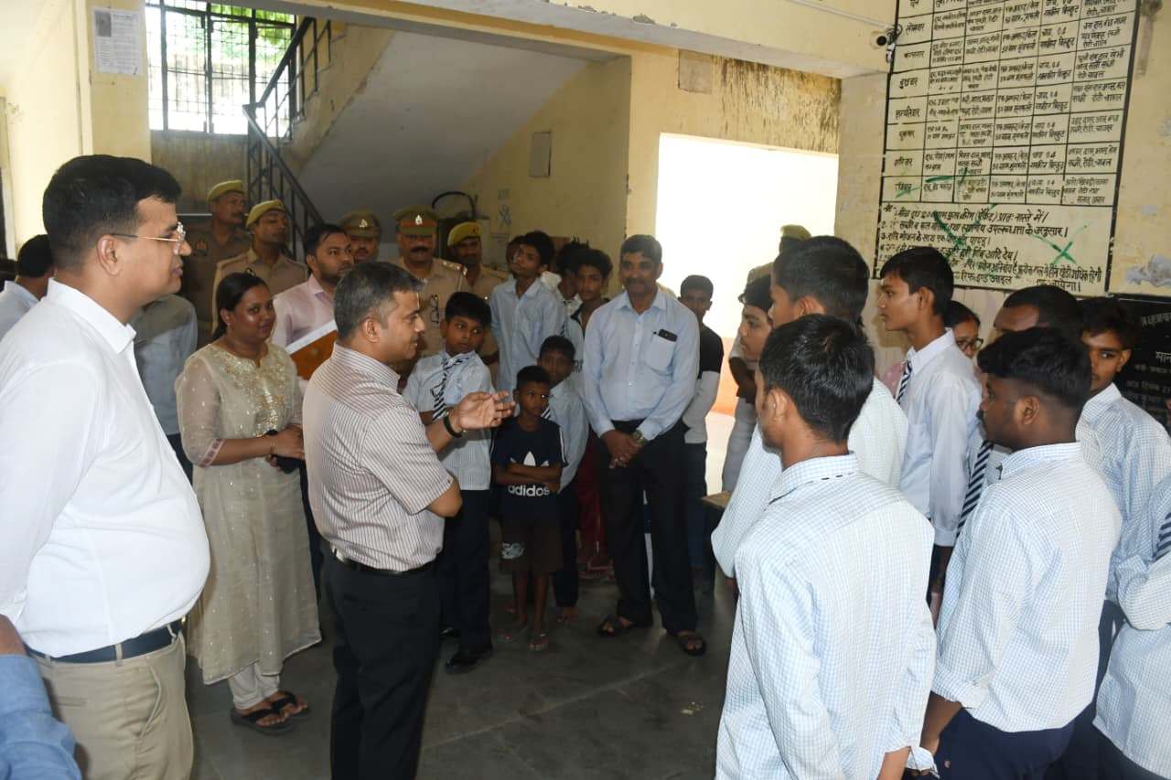 DM Prayagraj ने विकास विद्यालय, आश्रम पद्धति, ईश्वर शरण आश्रम, सलोरी का किया औचक निरीक्षण।