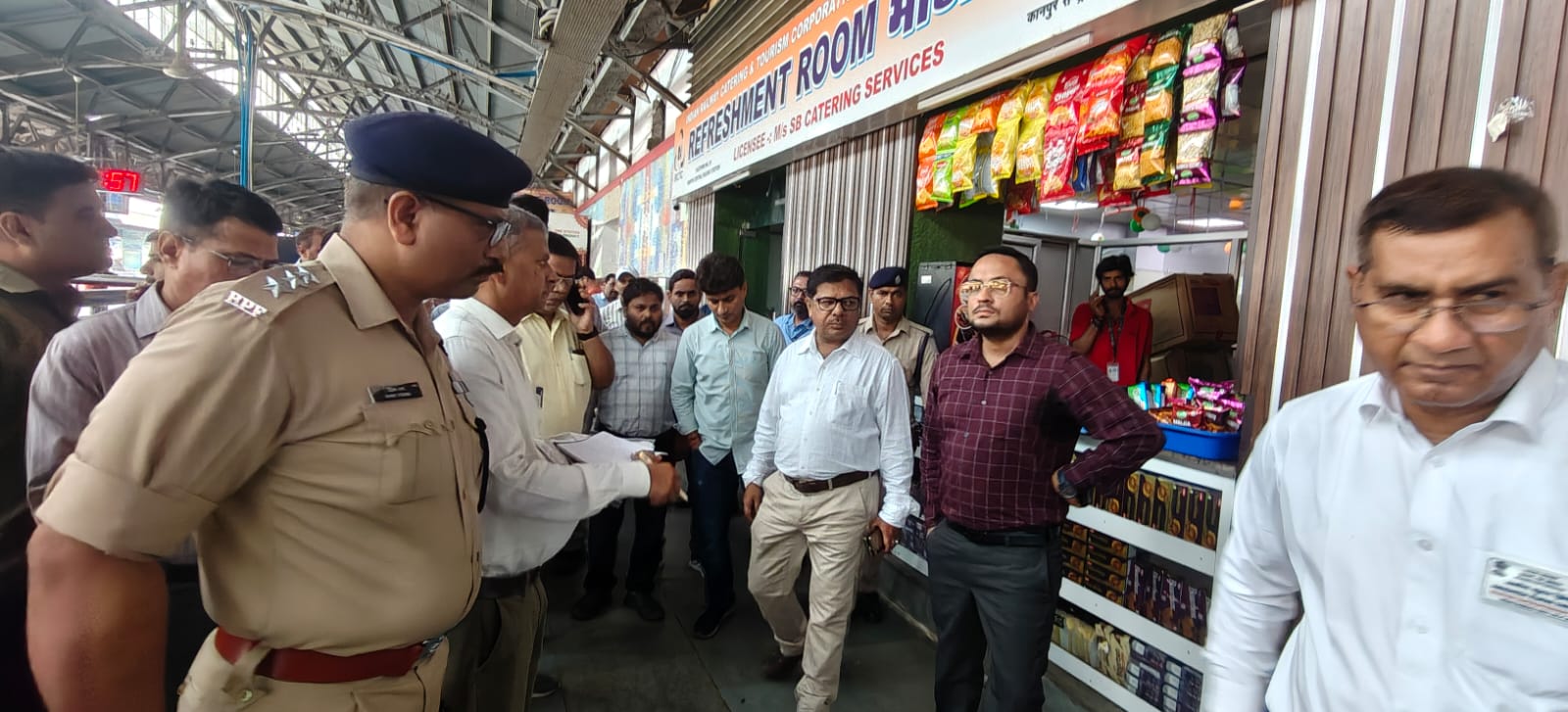 मण्डल रेल प्रबन्धक ने किया कानपुर सेंट्रल का निरीक्षण।