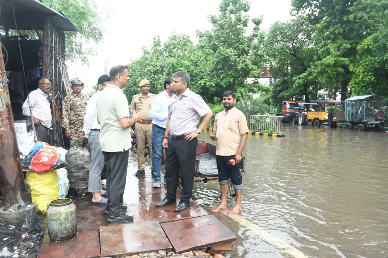 प्रयागराज DM ने जार्ज टाउन पहुंचकर जल-जमाव के निकासी की शीघ्रता से व्यवस्था सुनिश्चित किए जाने के दिए निर्देश।