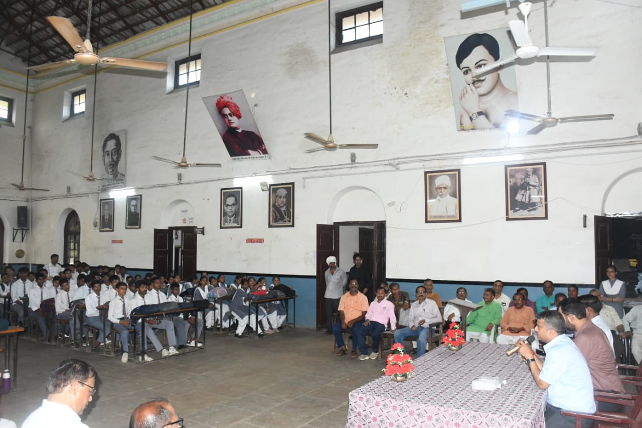 जिलाधिकारी ने बच्चों से किया संवाद, बच्चों को बताया सफलता का मंत्र।