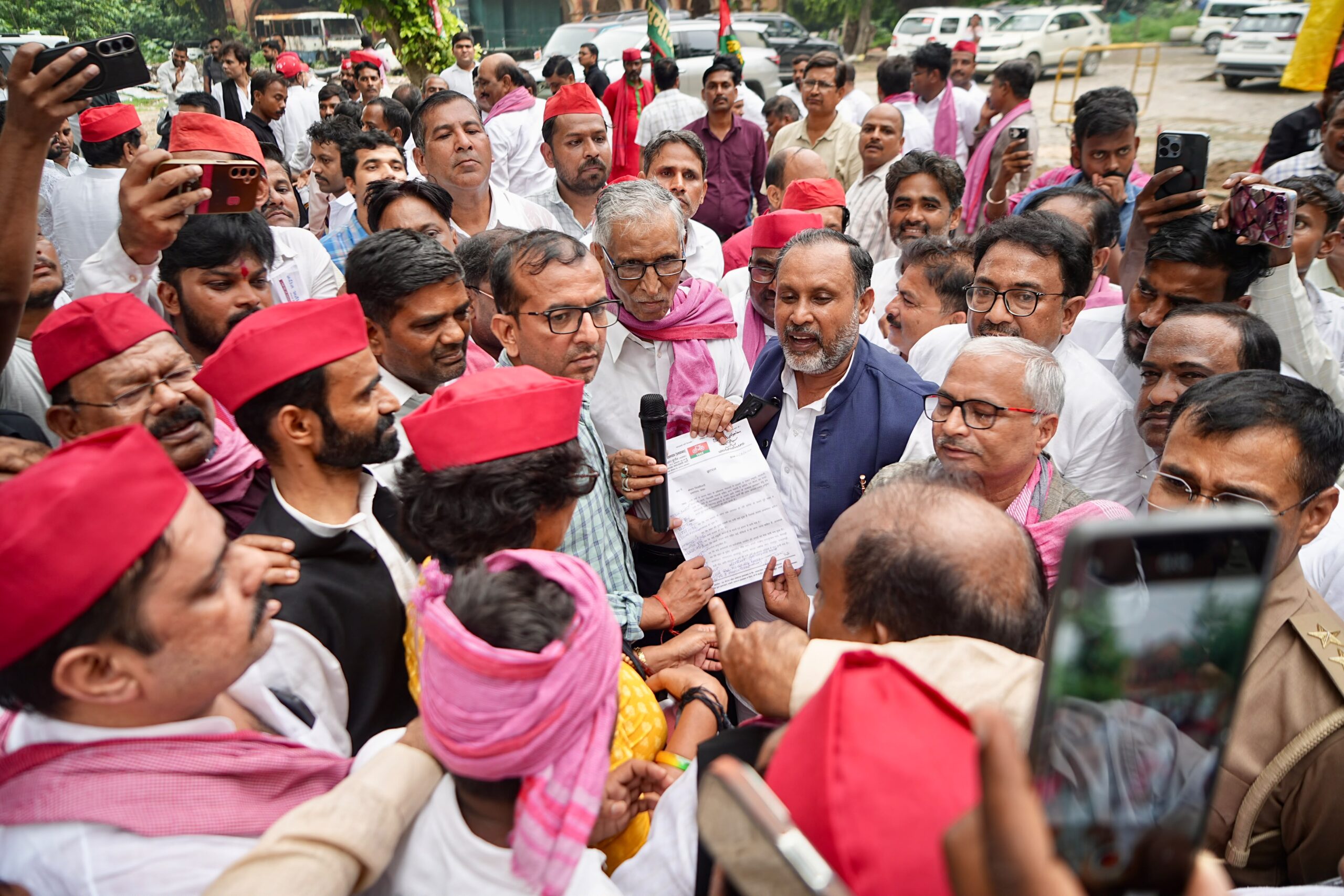 शहर में जलजमाव को लेकर सपा का जोरदार प्रदर्शन।