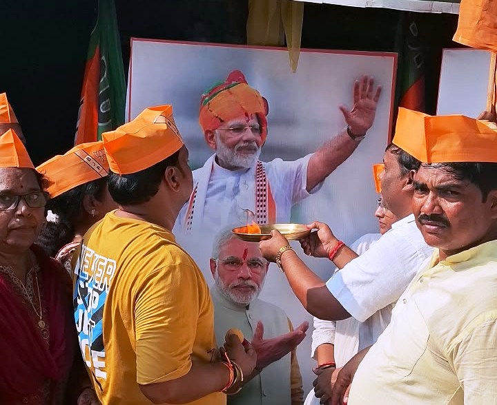 76 किलो लड्डू बांटकर मनाया प्रधानमंत्री मोदी का 76वां जन्मदिन।