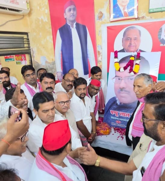 पूर्व जिलाध्यक्ष पप्पूलाल निषाद को दी गई श्रद्धांजलि।