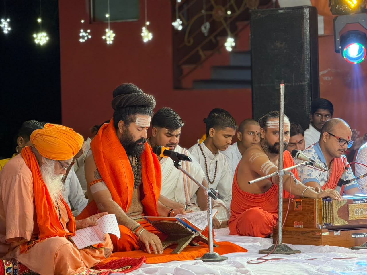 बाघम्बरी मठमें विष्णु सहस्र हवनमें जुटे अखाड़ोंके साधु-संत।