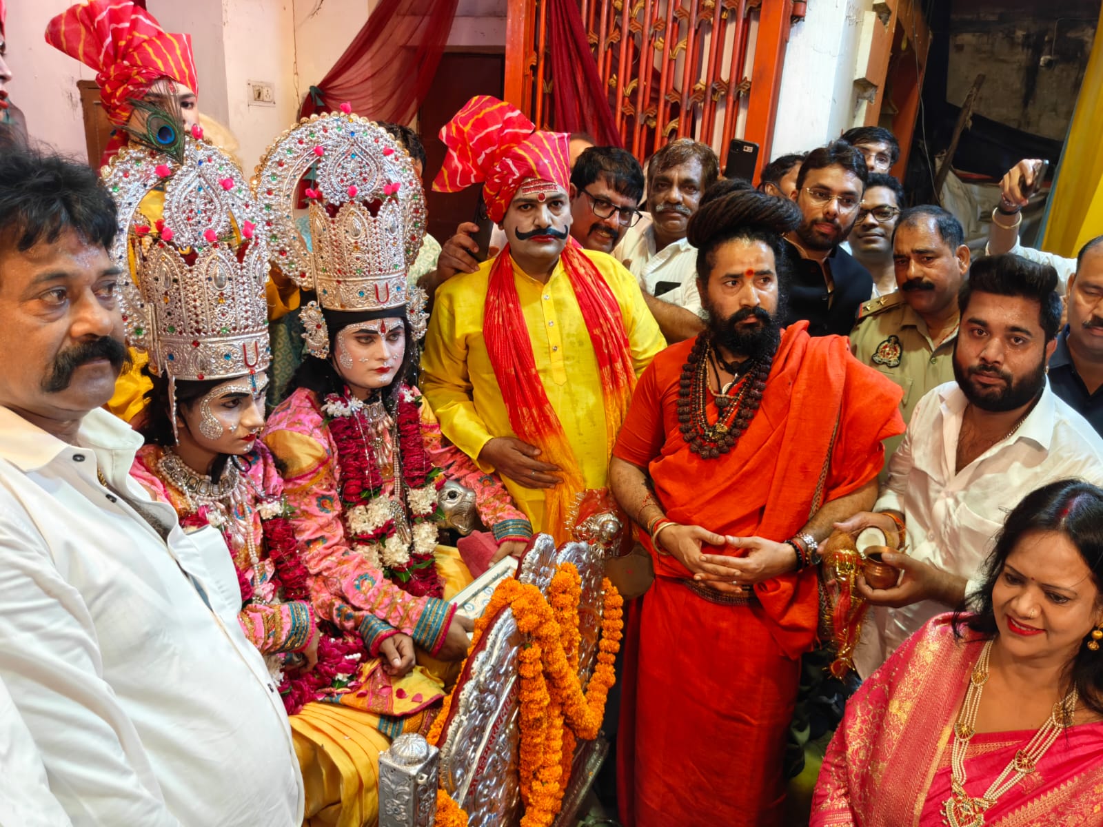 शंखनाद, पुष्पवर्षा के बीच राजसी वैभव के साथ दर्शन देने निकले श्रीकृष्ण-बलदाऊ।