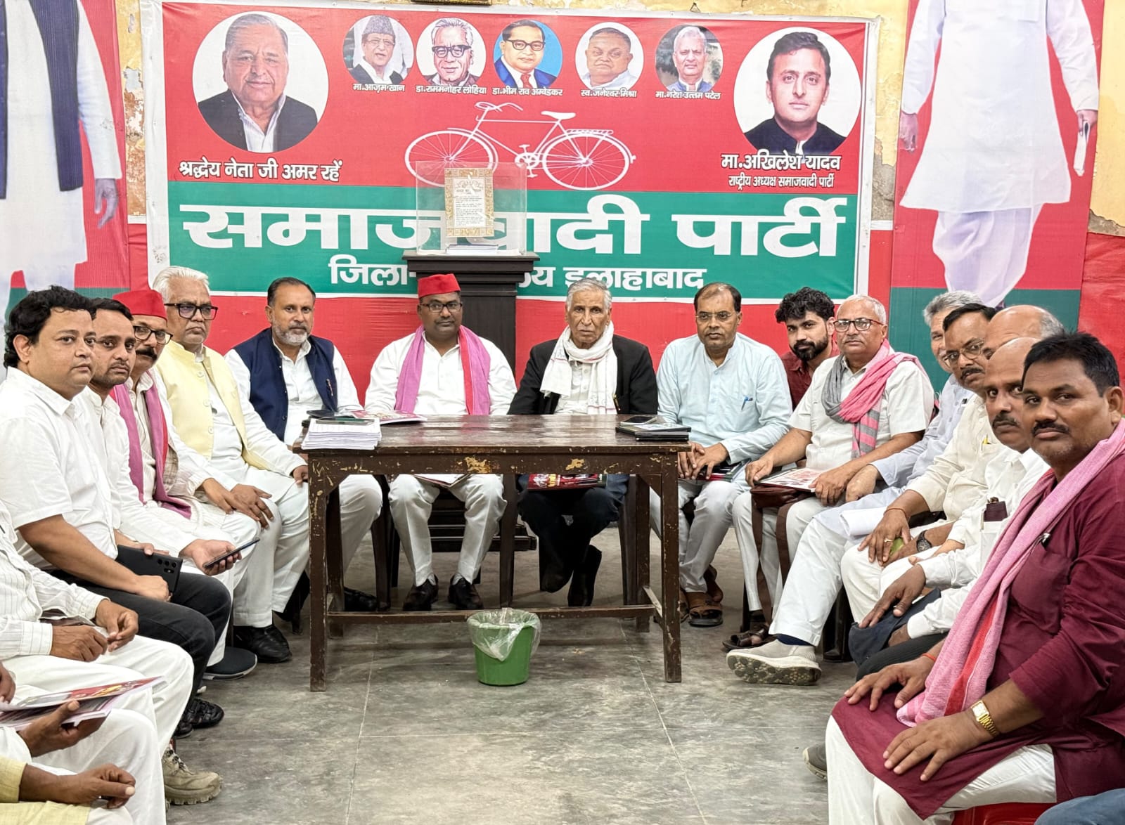 स्नातक निर्वाचन की तारीख घोषित, सपा प्रत्याशी डॉ मानसिंह यादव ने संगठन पदाधिकारियों से की बैठक