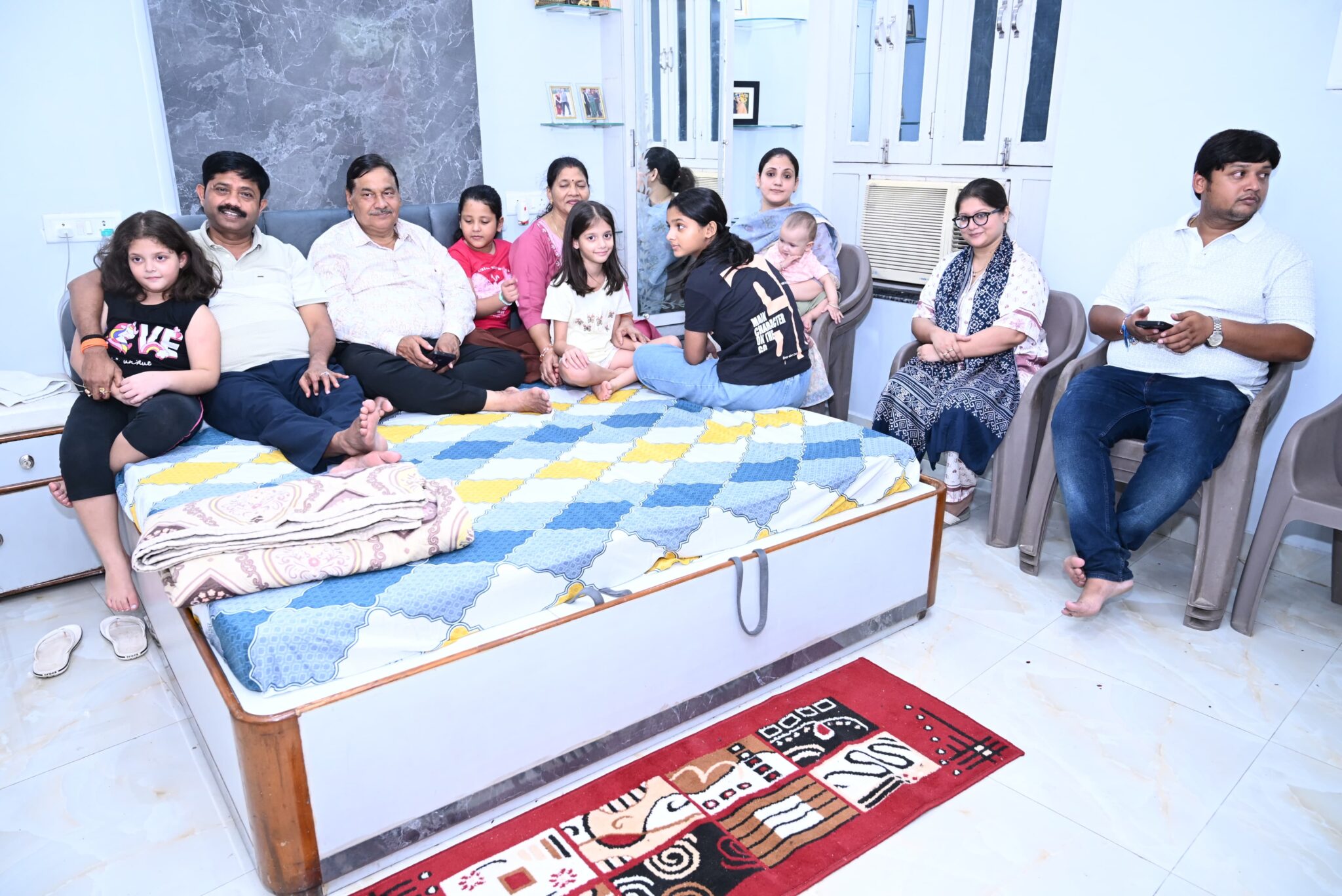 मेरी विधानसभा, मेरा परिवार, मंत्री नन्दी ने व्यापारी परिवार के घर बिताई रात।