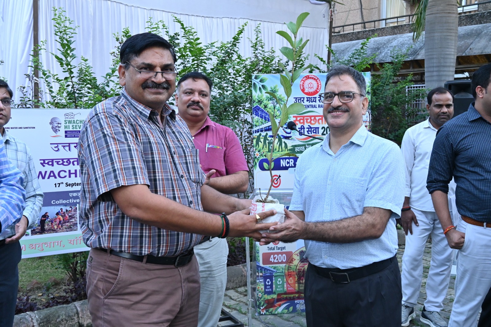 स्वच्छता ही सेवा पखवाड़ा- 2026 के तहत मुख्यालय सूबेदारगंज में वृहद पौध वितरण अभियान चलाया गया।