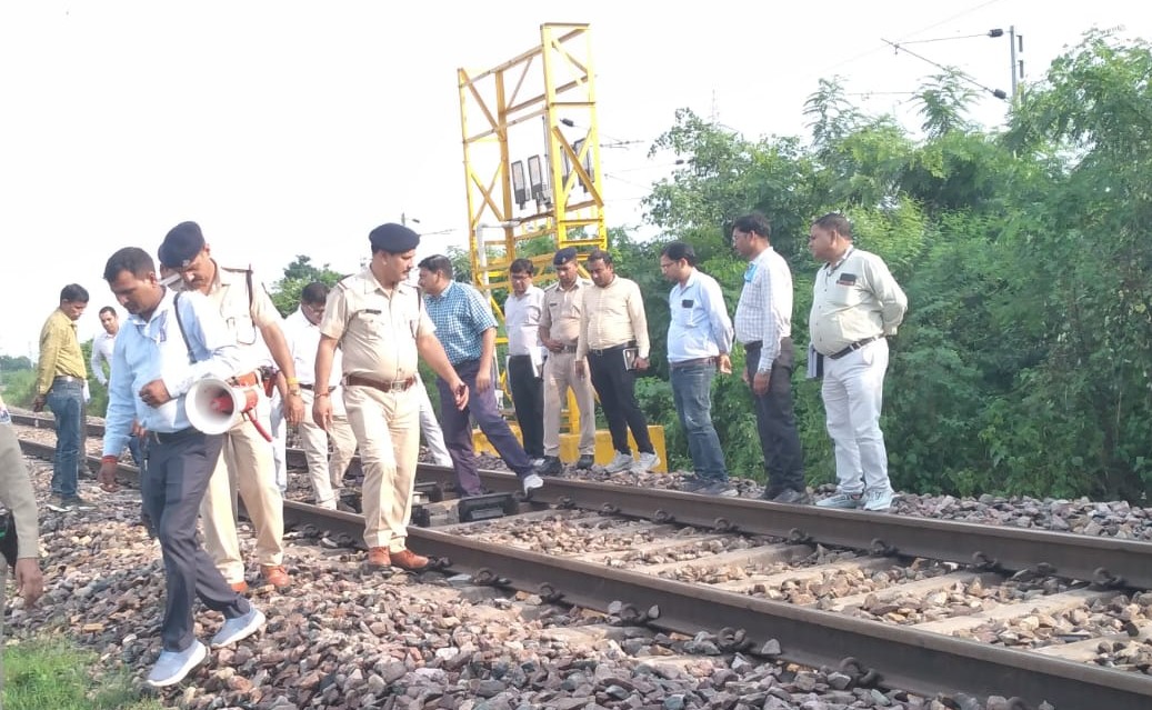 महाप्रबंधक उत्तर मध्य रेलवे ने चोपन-चुनार-प्रयागराज रेलखंड का किया निरीक्षण।