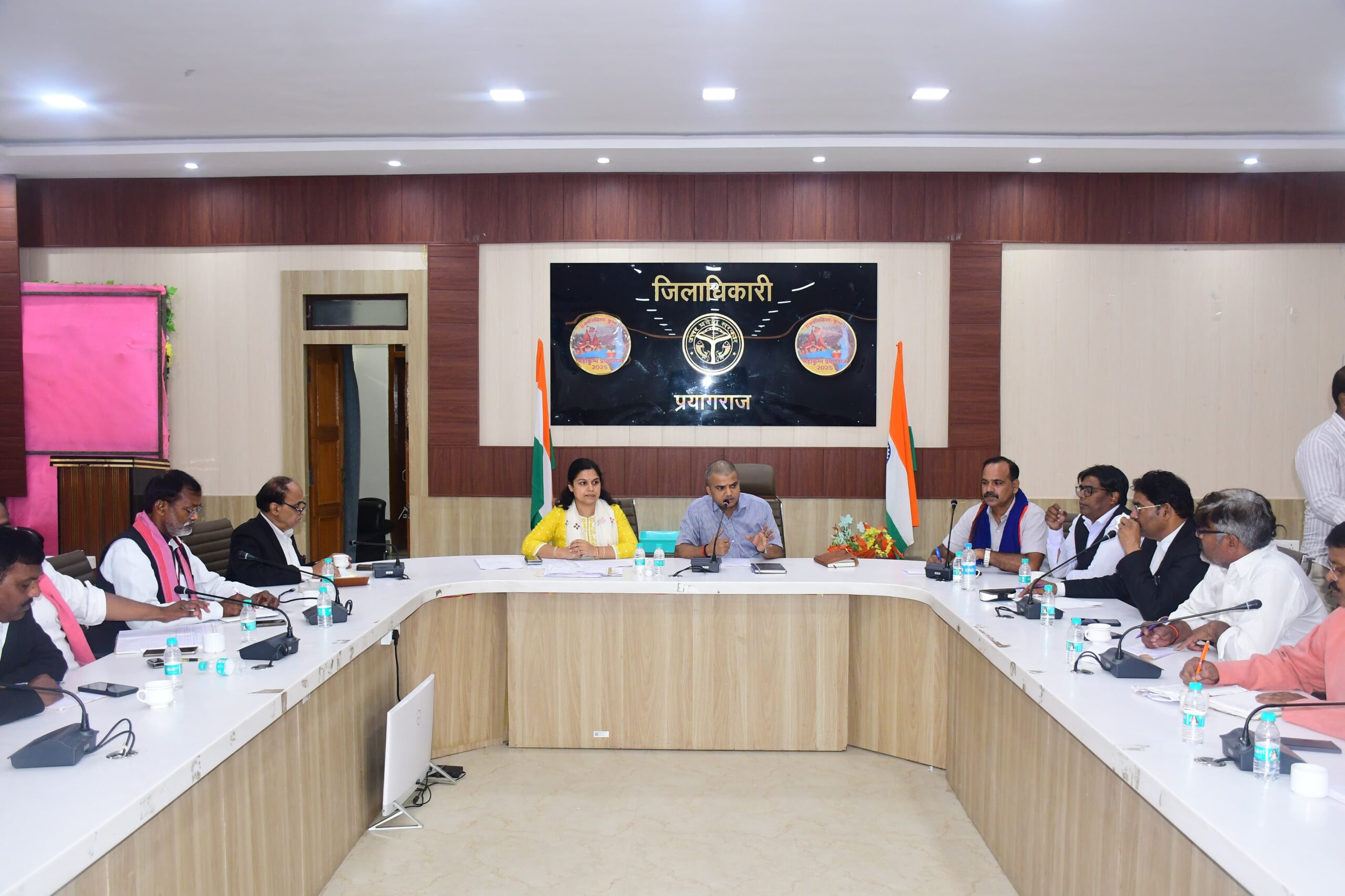 जिलाधिकारी ने राजनैतिक दलों के प्रतिनिधियों के साथ की बैठक।