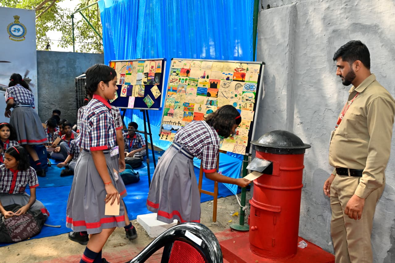 ऐतिहासिक डाक विरासत से रूबरू हुए स्कूली बच्चे, बमरौली में डाक टिकट प्रदर्शनी का आयोजन।