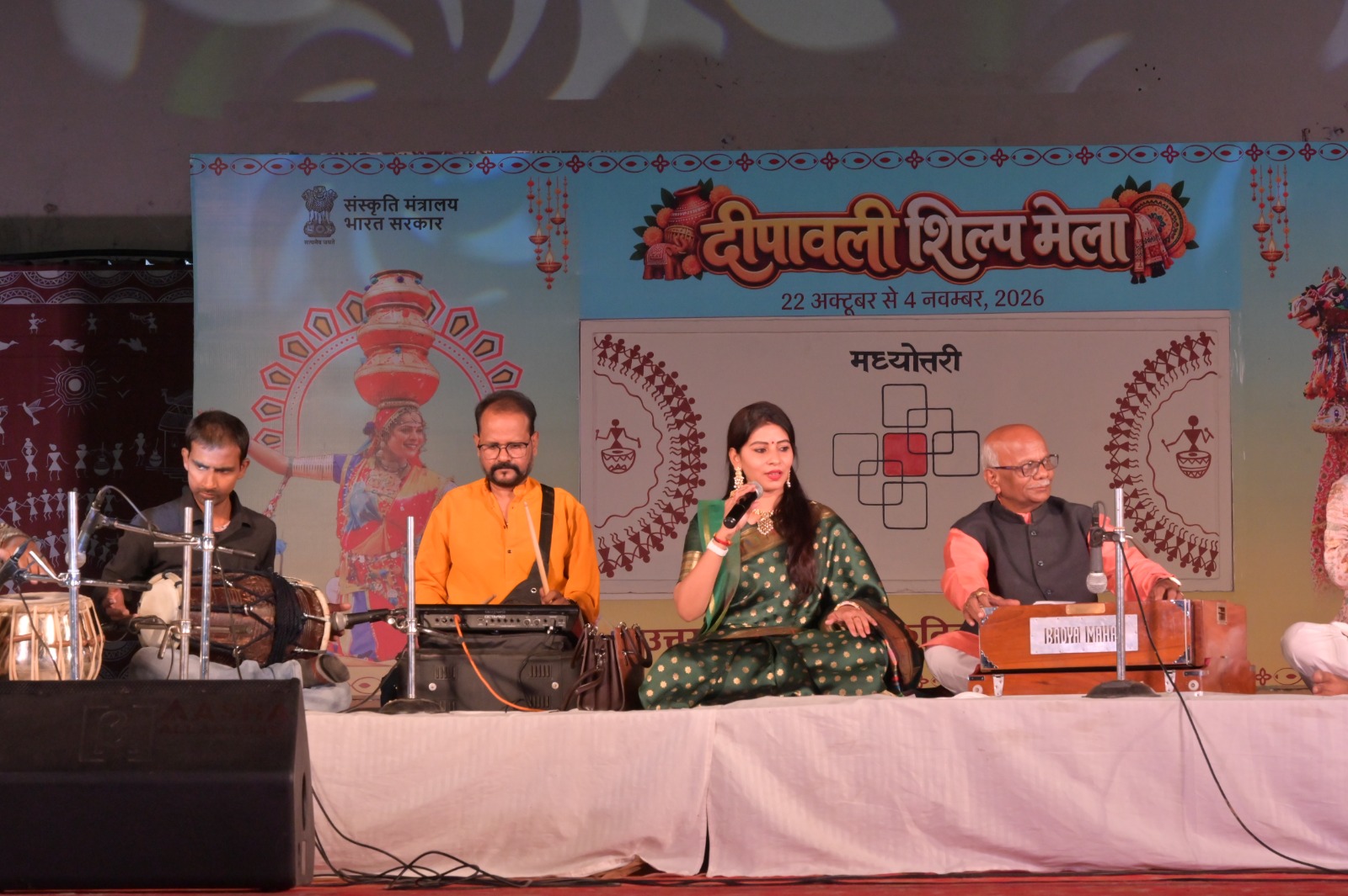‘आपके दिल में क्या है बता दीजिए’ पर झूमे श्रोता।