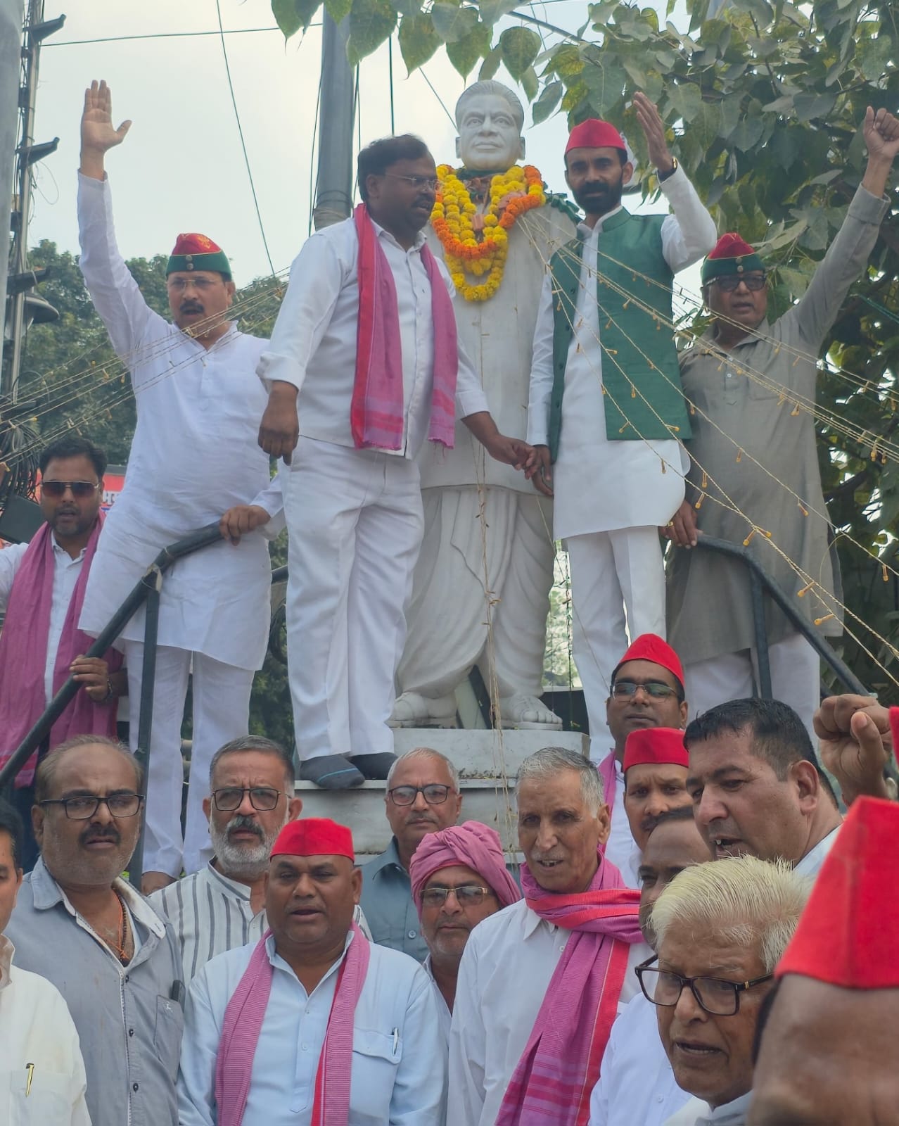 समाजवादी पार्टी कार्यालय में डॉ. राममनोहर लोहिया की पुण्यतिथि पर श्रद्धांजलि अर्पित की गई।
