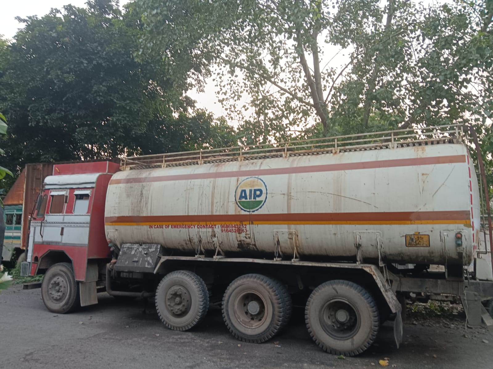 Aअवैध डीजल कारोबार का खुलासा, 25 हजार लीटर डीजल से भरा टैंकर पकड़ा।अवैध डीजल कारोबार का खुलासा, 25 हजार लीटर डीजल से भरा टैंकर पकड़ा कूटरचित बिल्टी, इनवॉइस और ई-वे बिल के जरिए परिवहन का आरोप; चालक गिरफ्तार, छह अन्य नामजद धर्मेंद्र प्रजापति की रिपोर्ट पंडित दीनदयाल उपाध्याय नगर (मुगलसराय)। चंदौली पुलिस ने अवैध डीजल कारोबार के खिलाफ कार्रवाई करते हुए 25 हजार लीटर हाई स्पीड डीजल से भरा एक टैंकर पकड़ा है। पुलिस ने मौके से टैंकर चालक को गिरफ्तार किया है। मामले की जांच के दौरान पेट्रोल पंप के स्टॉक और बिक्री रजिस्टर में भी 13,986 लीटर डीजल का अंतर और गंभीर अनियमितताएं सामने आई हैं। जिलाधिकारी के आदेश के अनुपालन में पुलिस ने आवश्यक वस्तु अधिनियम के तहत सात नामजद आरोपितों के खिलाफ मुकदमा दर्ज कर जांच शुरू कर दी है। पुलिस के अनुसार, शुक्रवार देर शाम मुखबिर से मिली सूचना के आधार पर चंदौली थाना पुलिस ने एनएच-2 हाईवे स्थित नवीन मंडी परिसर के पास कार्रवाई की। इस दौरान महाराष्ट्र नंबर के टैंकर (MH 43 AF 3359) को रोककर जांच की गई। टैंकर में 25 हजार लीटर हाई स्पीड डीजल भरा हुआ था। जांच में डीजल के परिवहन से संबंधित कूटरचित बिल्टी, इनवॉइस और ई-वे बिल के इस्तेमाल का मामला सामने आया। पुलिस ने टैंकर को कब्जे में लेते हुए चालक को गिरफ्तार कर लिया। स्टॉक रजिस्टर में मिली 13,986 लीटर की गड़बड़ी पुलिस की विस्तृत जांच में मेसर्स आइडियल सर्विस सेंटर नामक पेट्रोल पंप के स्टॉक और बिक्री रजिस्टर में 13,986 लीटर डीजल का अंतर पाया गया। इसके बाद मामले में अन्य लोगों की भूमिका की भी जांच की गई। जिलाधिकारी के आदेश के अनुपालन में चंदौली थाने में मुकदमा अपराध संख्या 493/2026 के तहत आवश्यक वस्तु अधिनियम, 1955 की धारा 3/7 में सात नामजद आरोपितों के खिलाफ अभियोग पंजीकृत किया गया है। प्रयागराज का रहने वाला है गिरफ्तार चालक गिरफ्तार चालक की पहचान अवधेश कुमार पुत्र राम सजीवन, निवासी देवगलपुर, थाना मऊआइमा, जिला प्रयागराज के रूप में हुई है। पुलिस के मुताबिक, मामले में नामजद अन्य छह आरोपितों की गिरफ्तारी के लिए लगातार प्रयास किए जा रहे हैं। डीजल की आपूर्ति, परिवहन, संबंधित फर्म और अन्य सहयोगियों की भूमिका की भी जांच की जा रही है। कार्रवाई करने वाली टीम में प्रभारी निरीक्षक चंदौली, हाईवे मंडी चौकी प्रभारी उपनिरीक्षक मार्कण्डेय सिंह, हेड कांस्टेबल सागर यादव, कांस्टेबल अभिषेक तिवारी और सीसीटीएनएस कांस्टेबल पवन कुमार शामिल रहे। पुलिस का कहना है कि मामले में आगे की विधिक कार्रवाई जारी है।
